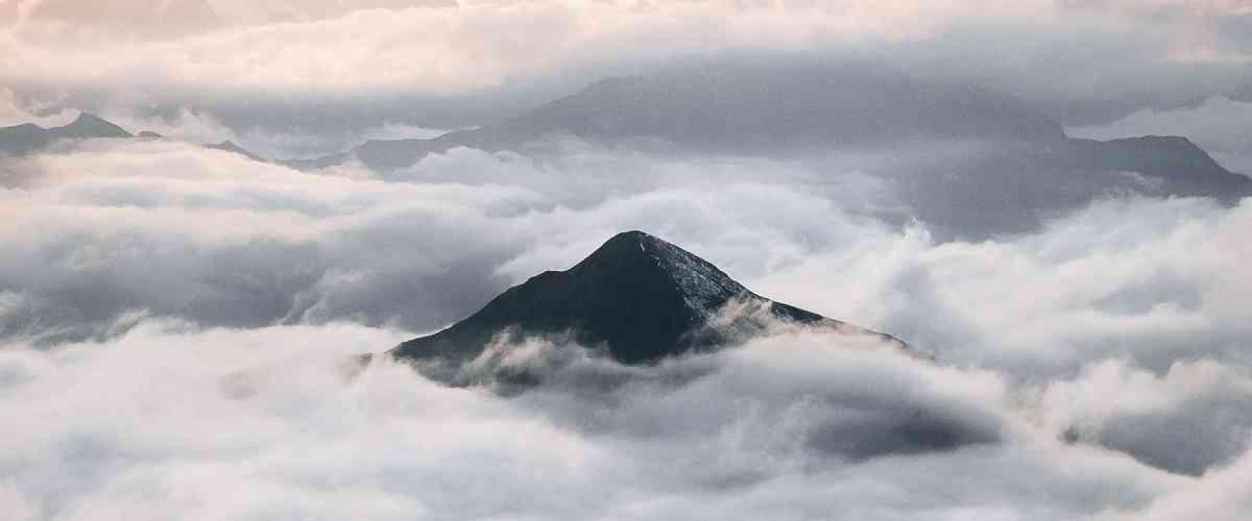 Nuages blancs au-dessus de la montagne noire