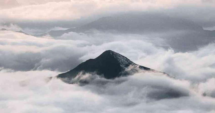 Nuages blancs au-dessus de la montagne noire
