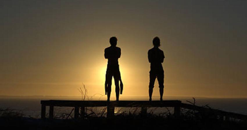 surfeurs couché soleil